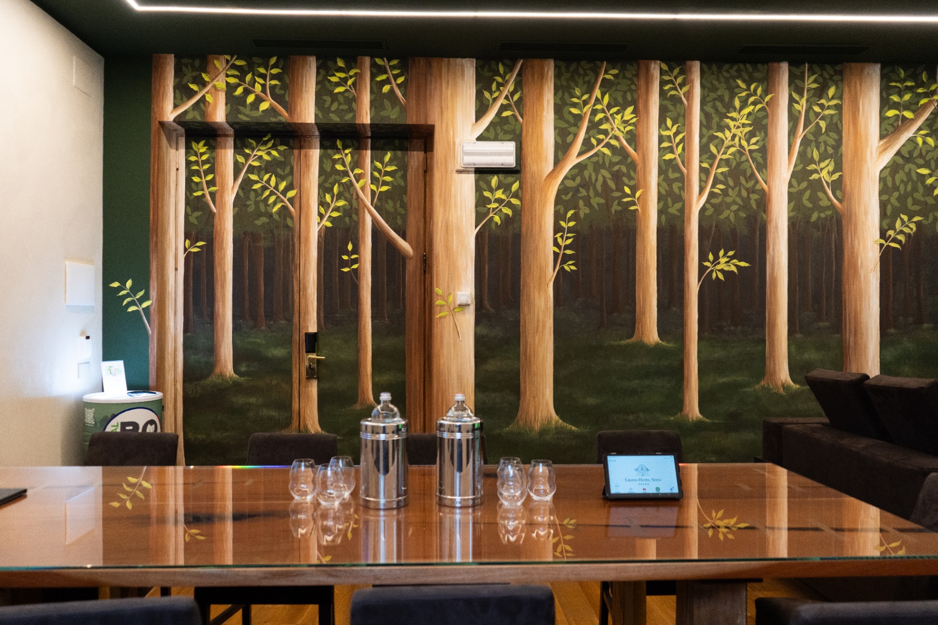 Sala lounge del golf indoor con murale nel Grand Hotel Sitea di Torino